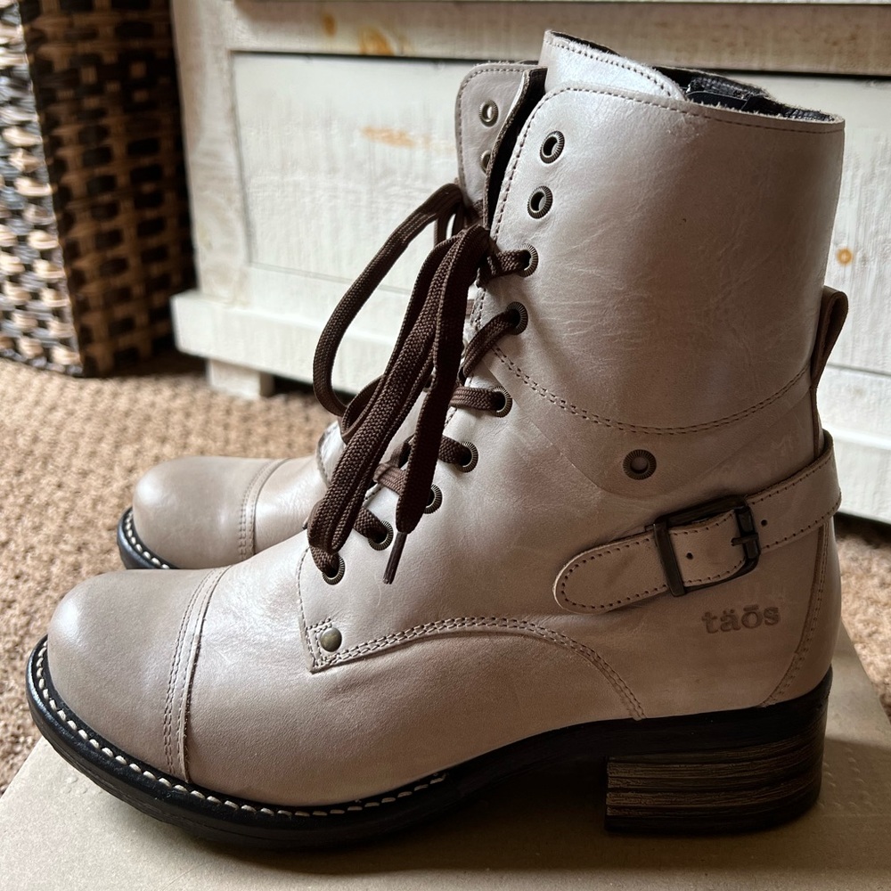 Taos Crave Leather Lace Up Boot Size 40w (9-9.5w)